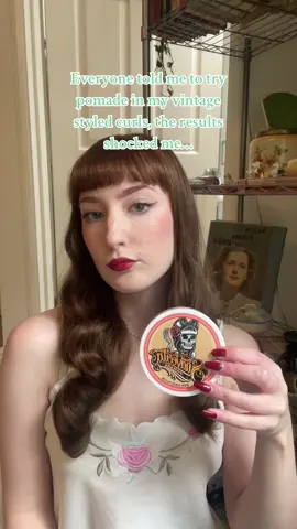 I dont have natural curls! These are achived with rollers :) Let me know if you have any tips for using it ! @Suavecita Pomade  #4u #foryou #foryoupage #fyp #vintage #vintageaesthetic #vintageoutfit #vintagehair 