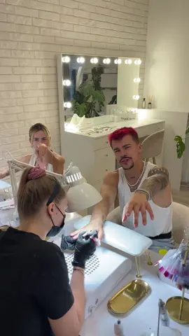 Siedze z Werką u kosmetyczki #ekipa @Wersow 