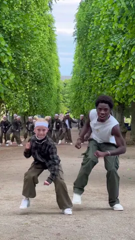 Dancing with kids from my girlfriends country😍🇩🇰 @Bella Nyby #dancevideo #ftypシ #trending #romania #viral DC:@Kalinbrothers 