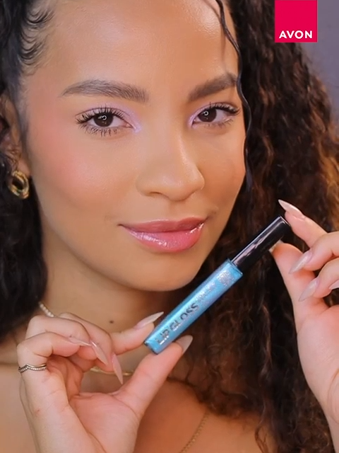 Teve gloss azul viralizando por aí, mas o meu Ultra Gloss Holo Shine já brilha faz tempo, viu. A @carolmamprin já tinha falado dele lá em 2022 e agora veio mostrar de novo seu brilho diferenciado! Quem aí já testou? #VemDeAvon