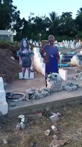 Jamaica is not a normal place. 🤦🏾‍♀️ Cardboard pics take over #cemetary #RIP #cardboard #highlight #Jamaica 