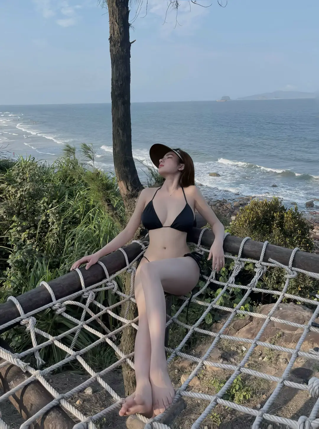 “ Biển thật sự rất đẹp, nhưng nó sâu lắm! Ngắm biển cũng được, chạm biển cũng được, nhưng xin cậu đừng liều mình với sóng…”