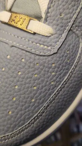 Air Force 1 Blue Antioque  Un modelo legendario infaltable en tu colección 👟🙌 Las Air Force 1 son el Prime del Básquetbol que le da un toque fresco a todo lo que toque Calidad garantizada posee revestimientos con costuras duraderas, acabados impecables y la cantidad perfecta de estilo que caracteriza a este modelo #sneakersaddict #sneakers #af1 #viral #fyp #tiktok #review #comedia #like 