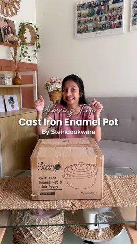 UNBOXING TIME 🥰 Akhirnya aku nemuin panci mpasi yang aman banget buat bayi, awet dan bisa di pakai bertahun-tahun 😍 Sini aku kenalin ke kalian Cast Iron Enamel Pot by @Steincookware 🥰 Lapisan pan enamel berasal dari Belgia, yang menjadi lapisan tertinggi sehingga paling aman dipakai dan termahal di kelas enamel • Pan enamel lebih kuat dan tidak akan mengelupas ataupun memudar daripada lapisan pan lainnya • Berbahan cast iron, merupakan besi yang dicairkan dan dicetak menjadi panci sehingga bisa awet puluhan tahun. • Tahan suhu panas yang tinggi sehingga dapat digunakan pada oven, panas menyebar secara merata. • Memiliki lapisan Enamel non stick coating standar eropa, Tersertifikasi FDA, Non Cadmium dijamin aman untuk makanan baby. Dan jangan sampai ke kelewatan SPECIAL PRIZE nya yaa dari harga 1.199.000 jadi cuma 839.000 aja 😍 (promo ini hanya sampai 6 juni yaa) Promo hanya berlaku di marketplace official Steincookware yaa ☺️ #CastIronSteincookware #BanggaPakaiStein #PanciEnamel #PanciMPASI #Steincookware