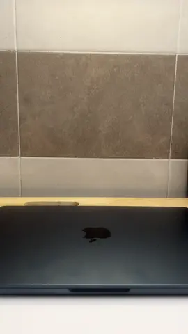 ကျနော်တို့မှာ တကယ်တော့  ဖြုန်းဖို့အချိန်သိပ်မရှိဘူး  မွေးထဲက ၁၈ နှစ်ထိက  မိဘတွေကိုမှီခိုရင်း  ပညာသင်နေရတာ 18 နှစ်ကနေ ၃၅ အတွင်း အချိန် ၁၇ နှစ်လေးပဲ  ကိုယ့်အိမ်မက်တွေအတွက် ရေကုန်ရေခန်းကြိုးစားလို့ရတယ်  ၃၅ ကျော်လာရင် တာဝန် ဝတ္တရားတွေ မိသားစုအရေး ကျန်းမာရေးကိစ္စတွေဆိုတာရှိလာတော့  သိပ်ကြိုးစားလို့မရတော့ဘူး ၅၀ ကျော်သွားရင်တော့ ကိုယ်လုပ်ခဲ့တာတွေ  မလုပ်ခဲ့တာတွေရဲ့  အကျိုးအပြစ်ကိုခံစား  ခံစားရမယ့်အချိန်ဖြစ်သွားပြီ  လုပ်မှဖြစ်မယ့်အရာတွေကို  နောင်မှလုပ်မယ်ဆိုရင်  ရဖို့က