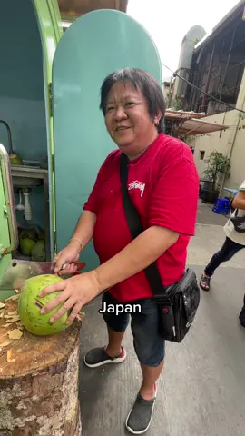 $1.70 coconut in Malaysia 🇲🇾 #malaysia #kualalumpur #streetfood #foodreview