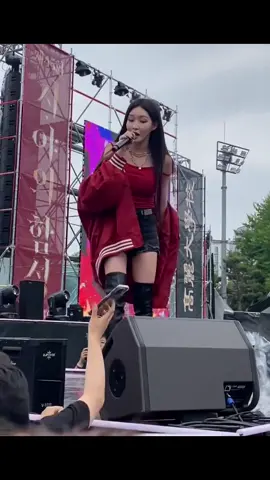 The way the guy crouches down  😂 #chungha #kimchungha #청하 #byulharang #별하랑 #haart #하트 #kpop #fyp 