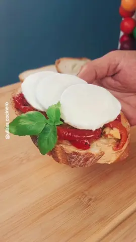 ⬇️⬇️🔴 ANTIPASTO DE PIMENTÓN ROJO 🫑⬇️⬇️ Te invito a que GUARDES esta deliciosa receta para preparar un increíble Antipasto de Pimentón🤤 es perfecto para compartir en reuniones familiares o de amigos. 🤗❤️ ¡Anímate a prepararlo, que estoy seguro de que te va a encantar! 😋  🛒 INGREDIENTES: - 6 Pimentones rojos. - 200ml de aceite de oliva extra virgen.  - 10 Dientes de ajo grandes.  - 1cda de orégano.  - Sal y pimienta al gusto.  🥣 PREPARACIÓN: ➡️ Comienza cortando los pimentones a la mitad y le retiras el tallo y las semillas.  ➡️ Barnízalos con aceite de oliva y los llevas al horno, a temperatura máxima por 25 o 30 minutos.  ➡️ Colócalos así calientes en un envase, tapados y déjalos enfriar. ➡️ Pela los ajos, córtalos en laminas delgadas y reserva.  ➡️ Retira la piel de los pimentones como se aprecia en el video y lo cortas en tiras largas y delgadas. ➡️ Colócalas en un bowl y agrega aceite de oliva, el ajo laminado, orégano, sal y pimienta al gusto, mezcla bien y está listo. ➡️ Se conserva perfectamente en frascos de vidrio dentro de la nevera hasta por 3 semanas.  ➡️ Acompañado de un buen pan y queso mozzarella queda delicioso y estoy seguro que te va a encantar. 😉 No olvides darle LIKE al video ❤ comentar esta receta 🥰 y compartirlo con tus amigos y familiares. 🤗 Que estoy seguro de que les encantará esta increíble Receta. 🤤 #antipasto #tapas #picada #brunch #comida #recetas #italia #venezuela #snack #dinner #merienda #cena 