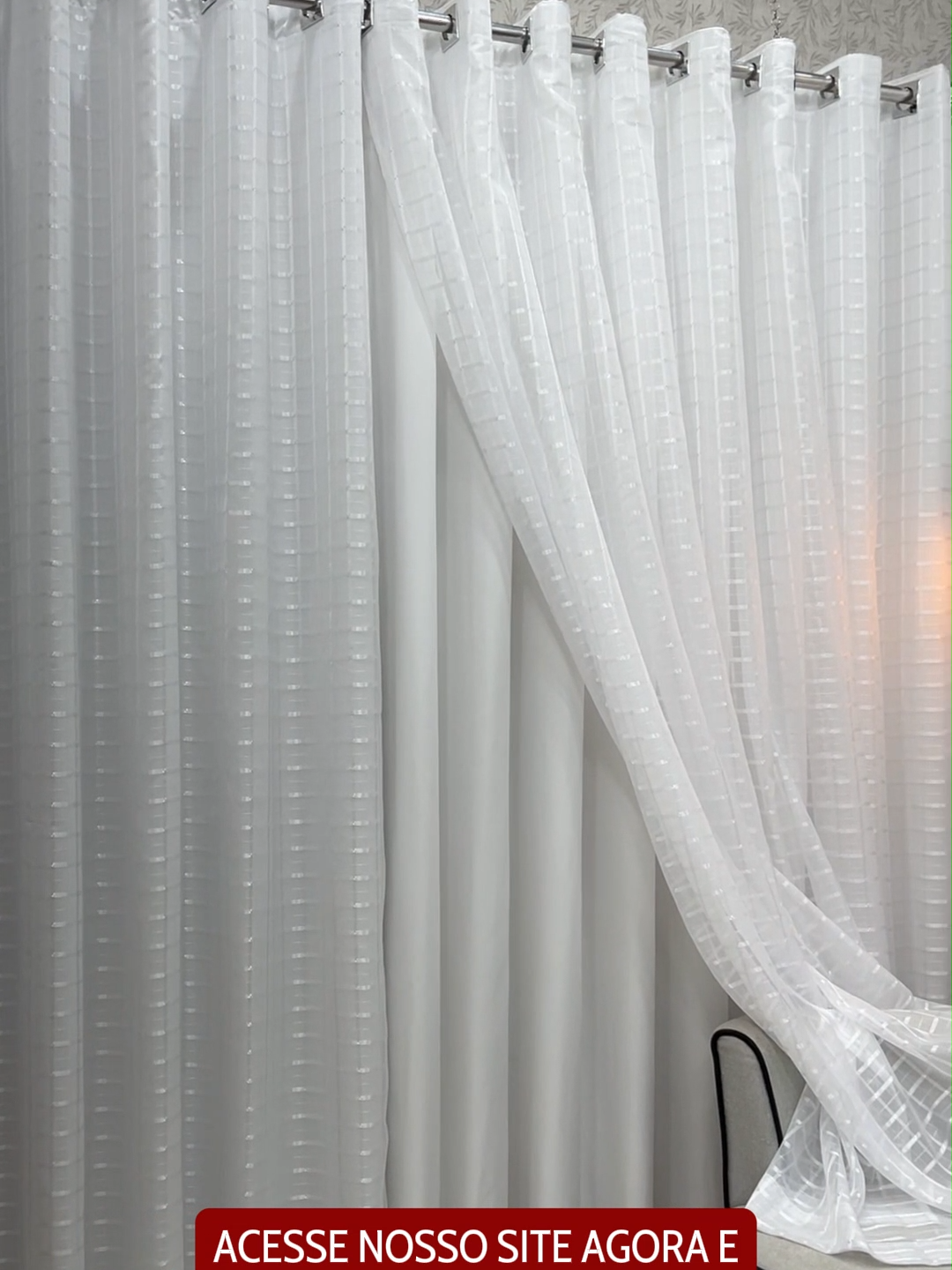 Transforme sua casa com a elegância da Cortina Bella! ✨ Com um deslumbrante padrão xadrez em voil de alta qualidade, essa cortina une beleza e funcionalidade, criando um ambiente acolhedor e aconchegante. O voil xadrez adiciona um toque de elegância atemporal, perfeito para qualquer estilo de decoração. O forro da cortina oferece privacidade e um suave bloqueio da luz, garantindo tranquilidade e aconchego. Disponível em diferentes tamanhos e duas cores neutras, nossa cortina se adapta perfeitamente às suas necessidades. Adicione um toque de requinte à sua casa com a Cortina Bella! #decorativacortinaseenxovais #decorativa #cortinabella #decoraçãoelegante #ambienteaconchegante #cortina  #cortinas #saladeestar  #enxoval #enxovais #Ibitinga