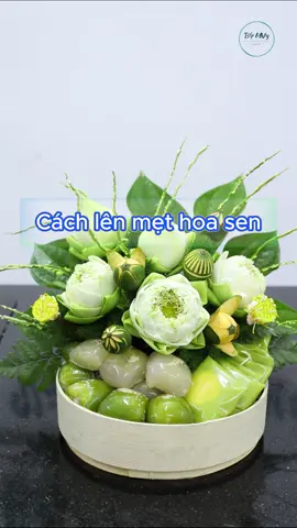 CÁCH LÊN MẸT HOA SEN QUAN ÂM DÂNG LỄ ✍️ Bí quyết cực kỳ dễ để cắm sen Quan âm đẹp lịm tim và rất lâu tàn: - Mua sen về phải ngâm ngay vào chậu nước cho ngập hết cuống, nhằm để hoa sen hút nước và hồi phục. - Sau 2-3 giờ hãy mang sen ra cắm vào lọ bình thường. Nên dùng dao sắc cắt vát cuống sen rồi cắm vào bình nước - không nên dùng kéo vì có thể làm giập thân, hoa không hút đủ nước dưỡng thì bông mau hỏng. - Đầu bông sen Quan âm khá nặng nên hoa thường trĩu xuống. Do đó cắm vào bình cần cho nhiều nước để tránh bị đổ. - Cánh hoa sen Quan âm mịn màng, tươi mát ôm hàng trăm cánh nhỏ xíu bên trong. Vì vậy cần gấp cánh để lộ ra lớp hoa ngàn cánh bên trong - việc gấp cánh hoa góp phần giúp chơi hoa được lâu hơn.