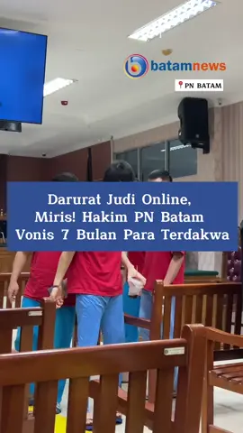 Majelis Hakim Pengadilan Negeri Batam memvonis empat terdakwa kasus judi online SBOTOP dengan hukuman penjara 7 bulan 15 hari. Para terdakwa, Deddy Riswanto, Luis, Santoso, dan Tan Roland Rustan, sebelumnya dituntut hukuman satu tahun penjara dan denda Rp. 50 juta oleh Jaksa Penuntut Umum. Putusan ketua majelis hakim Tiwik, dan anggota Sapri Tarigan serta Sepyaningsih ini lebih ringan dari tuntutan JPU, yang menganggap mereka bersalah atas distribusi informasi elektronik bermuatan perjudian dan pencucian uang. Penasehat hukum terdakwa, Ade Darmawan, menganggap putusan tersebut terlalu tinggi dan menyatakan bahwa hukuman percobaan seharusnya diberikan. Kejari Batam masih mempertimbangkan apakah akan mengajukan banding atas putusan ini. Sementara itu, Menkominfo Budi Arie Setiadi mengungkapkan perputaran uang dalam judi online di Indonesia mencapai Rp327 triliun pada tahun 2023. Pemerintah akan membentuk satuan tugas khusus untuk menangani masalah ini, yang melibatkan berbagai instansi terkait, termasuk Kominfo, OJK, Kemenko Polhukam, Kejaksaan Agung, dan Kepolisian. Upaya pemberantasan judi online oleh pemerintah dinilai terus berjalan dan efektif. Namun di tengah semangat pemberantasan itu tak berbanding lurus dengan penegakan hukumnya. Faktanya para pelaku kerap dituntut hingga divonis ringan. Reporter: CR 1 Merdu banget nyanyiannya... #beritabatam #batam #kepri 