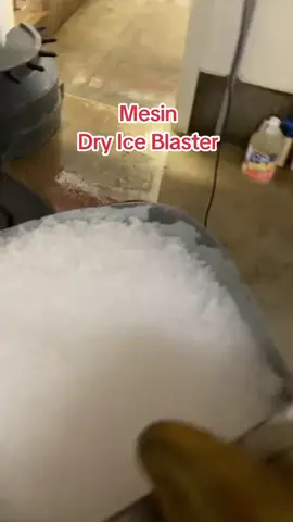 Ready Stock Mesin Dry Ice Blaster / Blasting Berfungsi untuk membersihkan kerak pada mesin, cleaning mold plastik, bersihkan karat, bisa untuk detailing exterior mobil pada kolong atau mesin yang susah dibersihkan Menggunakan bahan dry ice model pellet Ready Stock 1 unit merk Autool lokasi Tangerang #dryiceblasting #dryiceblaster #dryicecleaning #mesindryice #jualmesin #penghilangkaratmesin 