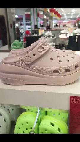 #รองเท้าแฟชั่น #รองเท้าcrocs #รองเท้าส้นตึก #crocs 