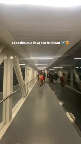 Un pasillo no te puede dar felicidad… el pasillo ⬇️✈️😍 ¿Confirman? Los leemos.  #aeropuerto #santiagodechile #viaje #avion #pasillo #felicidad 
