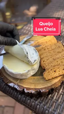 O Queijo Lua Cheia é um dos queijos mais famosos da Queijaria Serra das Antas, acumulando diversas premiações ao longo dos anos! 🧀🏆 Últimas conquistas: 🥈 Prata no World Cheese Awards - Espanha 2021 🥇 Super Ouro no World Cheese Awards - Wales 2022 🎖 Melhor Queijo da América Latina pela Lácteo Network no Mundial de Wales 2022 Feito com leite pasteurizado de vaca e maturado por 3 meses, o Queijo Lua Cheia possui um teor maior de gordura, resultado da dupla adição de creme de leite na massa. Sua casca florida é coberta por uma fina camada de carvão vegetal comestível, conferindo uma textura extremamente cremosa. É daqueles queijos que derretem na boca! 🤤🧀 Ao prová-lo, você encontrará um sabor complexo, amanteigado e um leve amargor, que se intensifica com a maturação, lembrando cogumelos e nozes. 🍄🌰 Dicas de harmonização: 🍯 Mel 🍇 Geleia de frutas 🍒 Frutas secas 🍷 Vinhos brancos leves Em uma tábua de frios, combine o Lua Cheia com queijos azuis e mais picantes para uma experiência gourmet inesquecível. ✨ Delicie-se! #QueijoLuaCheia #QueijoArtesanal #QueijariaSerraDasAntas #Premiado #Harmonização #Gourmet #FoodLovers #Fusqueijão
