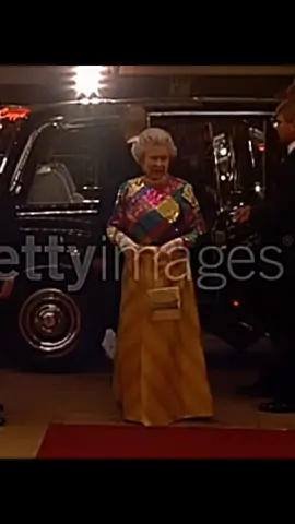 O Vestido Icônico e mais falado  de Sua Majestade A Rainha Elizabeth ll Usado no Royal Variety Performance em 29/11/1999  Young and Beautiful Majesty  #queenelizabethii #queenelizabeth #princephilip #royalvarietyperformance #royalfamily #foryou #foryoupage #iconic #viral #fyp 