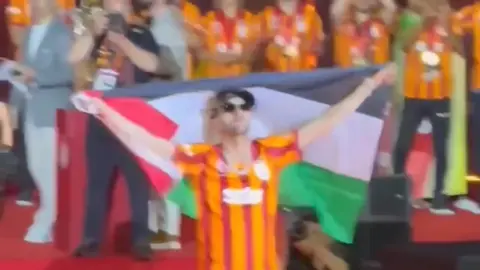 Hakim Ziyech brandit le drapeau  🇵🇸 pour la célébration de la SüperLig 🇲🇦❤️ ________________________ #ziyech #galatasaray #süperlig #palestine #morocco  -------------------------------- [@Galatasaray]