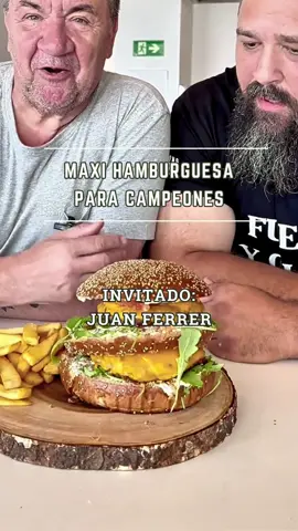 ¡La MaxiHamburguesa Para Los Campeones! Una hamburguesa doble a las brasas, con queso fundido, salsa de alcaparras, pepinillos, y un pan tan 
 hermoso como nuestro invitado especial de hoy: José Ferrer, Campeón Nacional de Fuerza (@strong_ferrer (IG) @strongferrer (TT)). Y, si quieres 
 aprender más acerca de José y su día a día como deportista de fuerza, no te 
 pierdas el vídeo pódcast con Juan en las #Gastrocharlas  
 ingredientes
 2 hermosas hamburguesas de carne
 6-9 lonchas de queso para fundir 
 otros
 panecillo grande, cortado en 2 rebanadas y tapa
 salsa tártara (mayonesa + pepinillos, cebolleta y alcaparras picadas)
 rúcola
 pepinillos cortados en láminas
 mermelada de tomate 
 #burguerlovers #fuerza #strongman #powerlifting #familiayamigos #chefkoldo 