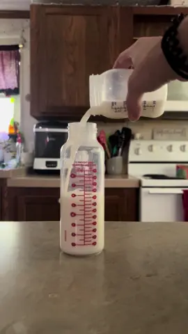 Quick mid morning pump #pumping #pumpwithme #asmr #milksupply #postpartum #breastmilk #milksupplyincrease #breastfeeding #pumpingandnursing #nursing #milkpour #ilovethislife #sahm #pumpingmom #oversupply #fyp #fedisbest #tired #lansinoh #lansinohpump #drbrowns 