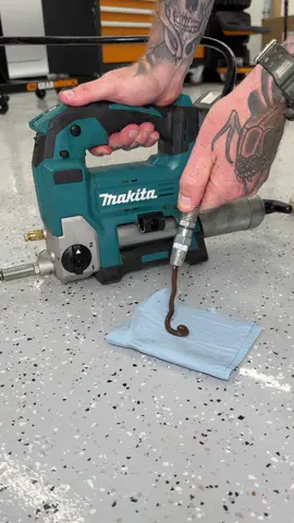 If you pull a trailer how often are you greasing the wheel bearings? They say once a year or every 10k miles • Well I’m at it I do the ramp door hinges as well. I’ve ran this Makita 18v greasegun for over 5 years now. Not something I use a ton but it’s worked great. @makitatools . . . #tools #construction #maintenance #makitapartner 