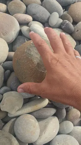 ان وجدت مثل هذه  الاحجار فكسرها  #احجار_طبيعيه #احجار_نادرة #احجار_كريمة 