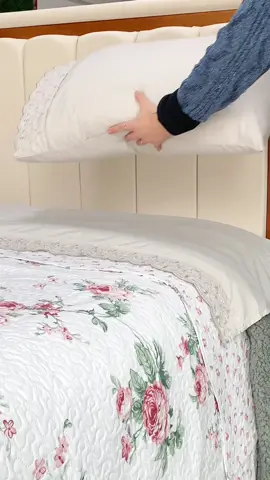 Aprimore a estética do seu quarto com a Cabeceira Wood. 😍 Ideal para complementar a parede de sua cama, este modelo une o charme do tecido linho à robustez da madeira de eucalipto em um design que respira modernidade e elegância. Fácil de combinar com qualquer decoração, aumenta o conforto e transforma o ambiente. Valores: CABECEIRA WOOD SOLTEIRO 0,90 - R$ 359,0 CABECEIRA WOOD CASAL 1,40 - R$ 399,00 CABECEIRA WOOD CASAL QUEEN 1,60 - R$ 449,00 CABECEIRA WOOD CASAL KING 1,95 - R$ 699,00