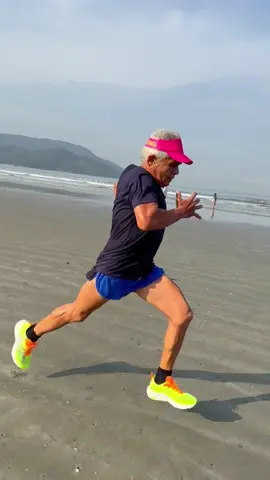 Treino de tiro forte! 🔫🏃🏽 A série foi: 1 minuto velocidade máxima 💥 3 minutos soltando 🏃🏽 Repeti 6 vezes Quem acerta o pace mais forte deste treino? Comenta aí! 😁👍🏽