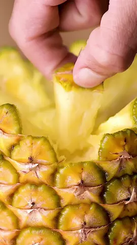 This is the only right way to eat pineapple! 🍍😍 #blossom #pineapple #foodhacks #pineapplebites #fruithacks #fruitlover #fruitninja #fruitsnacks #healthysnacks #organic