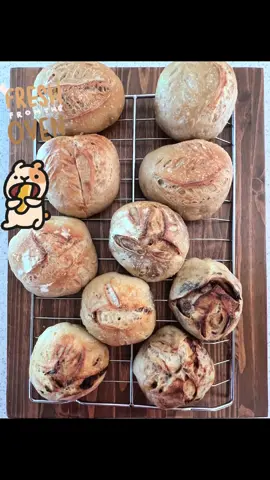 Fresh out of the oven. Plain and Cinnamon brown sugar sourdough loaves. Oh so yummy 😋#sourdough #sourdoughbread #homemadebread #cinnamonsourdough #freshbakedbread #sourdoughtok #sourdoughbaking 