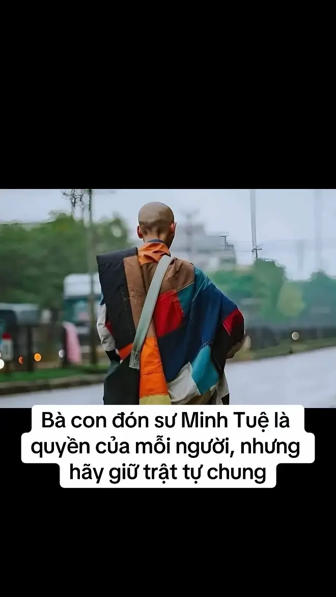 Bà con đón sư Minh Tuệ là quyền của mỗi người, nhưng hãy giữ trật tự chung Bà con đón sư Minh Tuệ là quyền của mỗi người, nhưng hãy giữ trật tự chung LÊ THANH PHONG LDO  27/05/2024 22:08   Sư Minh Tuệ bộ hành khất thực được dư luận quan tâm, ngày càng có nhiều người đi theo ông, và rất nhiều Phật tử đón rước ông. Những người xuống tóc, ba y một bát đi theo sư Minh Tuệ là sự lựa chọn của của riêng mình, không ai có quyền phán xét hay cấm đoán. Nhưng đi theo sư Minh Tuệ thì phải giữ gìn trật tự công cộng, trật tự giao thông. Chính sư Minh Tuệ - trong nhiều video clip được các Youtuber ghi lại - đã nói rằng không lôi kéo ai theo, cũng không ngăn cấm. Huynh đệ nào muốn tu học theo con đường của Đức Phật thì cứ đi, nhưng giữ gìn trật tự, đi trên đường theo hàng một để không gây cản trở giao thông. Điều đáng ghi nhận là những người xuống tóc đi theo sư Minh Tuệ khá đông, nhưng giữ gìn trật tự. Riêng bà con đón rước sư Minh Tuệ thì hơi 
