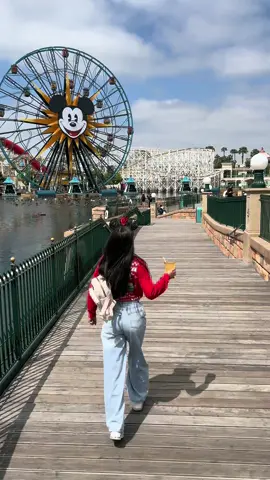Walking into summer🤍 #disneyland #californiaadventure #disneytiktok #summervibes 
