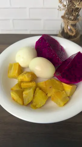 Sarapan pagi ini, ubi rebus,telur rebus dan buah naga