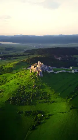 Krásne ráno na Spiši s východom slnka 😍💚 Jeden z najkrajších hradov na Slovensku, stojaci na zelenom hradnom vŕšku,  je v skorých raných lúčoch slnka ešte viac očarujúci 🙂  📍Spišský hrad 🏰, Slovensko 🇸🇰 📷 @sajbi_cestuje . . #spisskyhrad #spis #slovensko #slovakia #castle #hrad #hrady #hradyazamky #castles #drone #sajbicestuje #droneoftheday #slovakiatravel #slovakadventures #visitslovakia #thisisslovakia #praveslovenske #tripy_po_slovensku #vyletyposlovensku #vylet #kamnavylet #spisskepodhradie #dronelife #dronevideo #slovensko🇸🇰 #slovenskojekrasne #beautifulslovakia #pureslovakia #krasyslovenska 