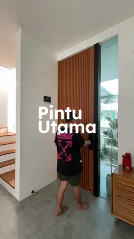 - Detail pintu utama - Material pintu & kusen kayu kamper Finishing melamik Ukuran pintu : tinggi 3 meter, lebar 1 meter Ukuran kusen : tinggi 3 meter, lebar 10cm Berat pintu -+ 200kg Detail kaca Tinggi 3 meter, lebar 14cm, tebal 3mm Smart lock merk Onassis Engsel Pivot dipasang bagian atas & bawah untuk beban 300kg Stopper stainless