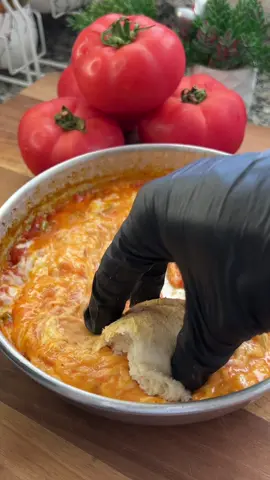 Menemeni  Soğansız Seveneler Burda mı?🤩 Malzemeler: 4 adet domates 🍅  3 adet yeşil biber 🌶️  2 kaşık tereyağı 🧈  2 adet yumurta sarısı 🥚  Baharatlar tuz, pul biber, kırmızı toz biber🧂  Hazırlanışı; İlk olarak tereyağımızda biberleri hafif kavuruyoruz. Ardından domatesleri ekleyip bi süre pişiriyoruz yumuşayan domatesleri eziyoruz. Daha sonrasında yumurta sarılarını ekleyip baharatları atıp biraz pişirdikten sonra rendelediğimiz kaşarları ekliyoruz kaşarlar eridikten sonra mis gibi menemenimiz hazır. Afiyet olsun 🤩