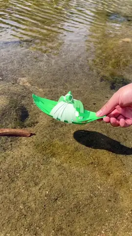 Handmade Boat Use paper strips to weave a super simple boat