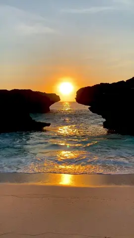 SUNSET MANDORAK BEACH #sumba #nttpride🏝🔥 #travel #Love #History #wisatasumba #fyp #village #ntt #fypシ゚viral #tiktok #beach #sunset #sunsetlover #History 