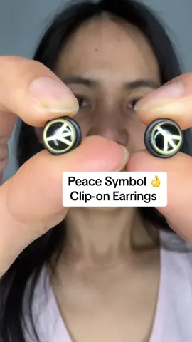 We need peace in this world. Carry this stud with you, no ear piercing needed 👌 #stud #earrings #cliponearrings #cliponjewelry #jewelry #earstuds #jewellery #fashion #fyp #foryou #foryoupage #capcut #tiktok #conslounge 