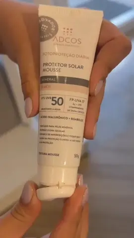 Filtro solar mousse.  A ADCOS inova mais uma vez trazendo em sua linha de fotoproteção diária o Protetor Solar Mousse FPS 50, com 100% de filtros minerais, que oferece alta proteção diária contra os danos causados pela radiação UVA, UVB, infravermelho, luz visível e poluição. Com tecnologia blur, o dermocosmético reflete a luz, desfocando visualmente e disfarçando imediatamente as imperfeições, como poros e rugas, deixando a pele mais lisa, uniforme e sedosa, ao mesmo tempo que controla a oleosidade.                              #adcosdermocosmeticos #cuidadocomapele #proteção 