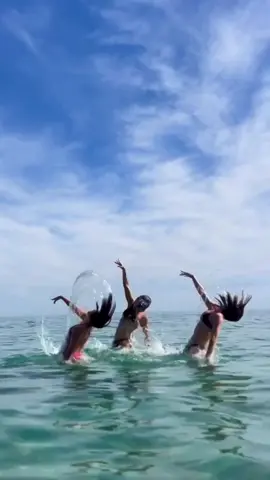 🧜‍♀️🧜‍♀️Who would love to train in the ocean?🌊 #ArtisticSwimming 📹 @artisticswimmingaus 