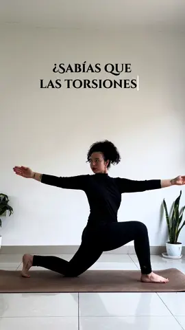 En yoga, practicamos mucho posturas de torsión ya que estas  descomprimen la columna liberando los puntos de tensión y provocando una sensación de bienestar y ligereza instantáneo. Al tener un impacto directo en la columna vertebral influyen directamente en el sistema nervioso, provocando mejoras en los trastornos relacionados con este: insomnio, estreñimiento, incluso irritaciones digestivas. Además tienen una función muy importante en la desintoxicación de nuestro cuerpo, ya que comprimen el hígado y bazo además de dar movilidad y liberar el flujo sanguíneo del aparato digestivo, lo cual redunda en una mejora considerable en la digestión y la asimilación de los nutrientes de los alimentos  ¿Conocias sus beneficios?  #yoga #yogaflow #yogateacher #yogatips #yogapractice #yogabenefits #asanas #fyp #parati 