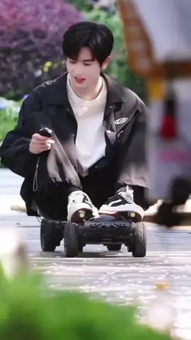 orang ganteng mah bebas mau kelakuan random naikin skateboard  #zhanglinghe #zhanglinghe张凌赫 #aktorchina #dramachina 