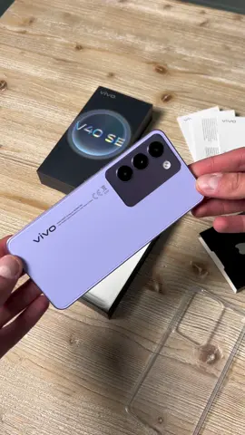 Unboxing VIVO V40 5g El VIVO V40 SE 5G cuenta con una pantalla AMOLED de 6.67 pulgadas y 120Hz, Snapdragon® 4 Gen 2, y una batería de 5000mAh con carga rápida de 44W. Viene con una cámara trasera de 50MP + 8MP + 2MP y una frontal de 16MP para capturar tus mejores momentos. Además, tiene un diseño elegante disponible en Crystal Black y Leather Purple. ¡Un Android por 299€! 🔥📸 #VIVOV40SE5G #Tecnología #Smartphone #geek #Tech #vivo 