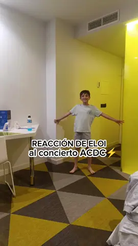 Reacción de mi hijo al saber que vamos al concierto de ACDC ⚡ #concierto #acdc #conciertoacdc  #sevilla #reaccion 