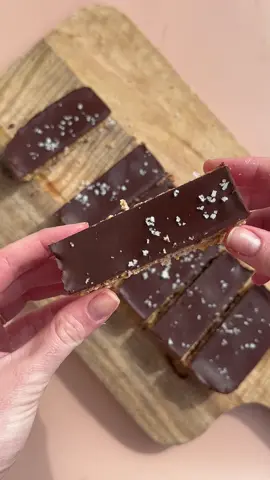 Barres de céréales maison 🍫🤎🌰✨ 🤎 Équilibre alimentaire : en fonction de tes besoins nutritionnels et de ton niveau de faim, tu peux prendre une barre avec un yaourt et un fruit pour ta collation ou ton petit-déjeuner 😋 Ingrédients pour 7/8 barres : 👉🏻 2 càs de beurre de cacahuète  👉🏻 100g de compote de pommes sans sucre ajouté  👉🏻 1 càs de miel mais c’est facultatif! Le chocolat sucre très bien! 👉🏻 entre 8 à 10 càs de flocons d’avoine  👉🏻 facultatif : noisettes, amandes, noix de cajou… 👉🏻 du chocolat  Pour les flocons d’avoine, je conseille d’ajouter petit à petit les cuillères à soupe, de mélanger à chaque fois et de s’arrêter dès qu’on obtient une pâte homogène et assez compacte comme sur la vidéo!😇 Cuisson : 20 min à 180°C  #barredecereales #barresdecerealesmaison #collationhealthy #goutermaison #ideecollation #collationsaine #ideegouter #reequilibragealimentaire #pertedepoidssaine #collationsanté #goutermaison #barrechocolatée #gouterhealthy 