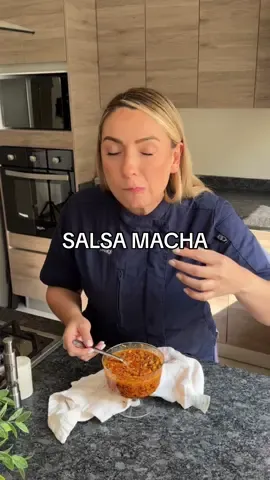 Salsa macha 🌶️ La más rica que vas a probar  Si tu eres amante de esta salsa, andas buscando para vender o para regalar. Llegaste al lugar adecuado  1 taza de aceite (del que más te gustes, recomiendo que no tenga sabor) 20 dientes de ajo en lamina 25-30 chiles de árbol 2 chiles guajillo  1 tortilla  1/3 taza cacahuate  1/3 taza pepita de calabaza  1/3 taza de ajonjolí blanco  Sal, agrega prueba y agrega más Si te gusta con mas aceite, agrega más aceite al final  . . . #casanovacooks #chefanacasanova #salsamacha
