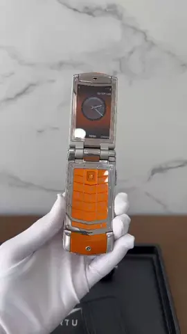 💥Vertu Ayxta Orange Candy Saphie _Zin đẹp nguyên bản chỉ hơn 10 củ 🥰 🤝Xuất sứ: Zin chính hãng Vertu Anh quốc.độc báo bảo mật sang trọng 📶Sản phẩm được bọc da màu cam Bàn phím làm bằng Shapphire màu cam Vỏ thép không gỉ kết hợp với da thuộc. Mặt kính shaphia chống xước. Nhạc chuông do ban nhạc Zero 7 biên soạn. Được chế tác hoàn toàn thủ công và đạt độ cân bằng tuyệt đối. Bản lề gập được cố định bằng đôi chốt cầu thép không gỉ ______________________ 💸14tr500k kèm pin sạc zin  •Bảo hành chu đáo 3 tháng.  ✈️.Giao hàng nhanh toàn quốc 📍Liên hệ Hùng: AlongvnLuxury  💳Hỗ trợ trả góp qua thẻ Tín Dụng 🏠43 đường 6. P TNPB . TP Thủ Đức ______________________ _Hotline☎️ 0928.72.6789
