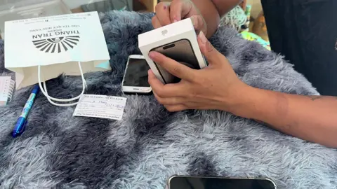 15 pro con zai mua tặng bố. Được con cái quan tâm mát ruột😍 Đẻ bao đứa cũng được.🤣#xuhuongtiktok #15promax #iphonegiatotnhat 