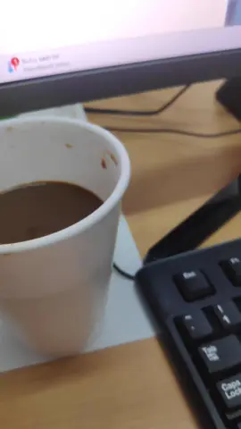 secangkir kopi susu ☕ ditengah riuhnya pagi di sebuah ruangan kantor,  