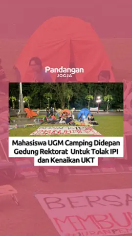 Sejumlah mahasiswa Universitas Gadjah Mada (UGM) berkemah di halaman Balairung UGM. Mereka menginap sejak Senin (27/5) lalu sebagai protes terkait tingginya Iuran Pengembangan Institusi (IPI) atau uang pangkal dan Uang Kuliah Tunggal (UKT) di kampus kerakyatan itu. Mereka mendirikan tenda-tenda layaknya sedang camping di alam terbuka. Setiap malam, mereka juga mengadakan berbagai kegiatan seperti masak-masak, nobar film, karaokean, main bola, turnamen PES, sampai balap lari. Tidak lupa, di sela-sela kegiatan itu mereka juga melakukan diskusi terkait dengan uang kuliah yang sedang ramai beberapa waktu terakhir. “Jadi kalau semalam itu memang asyik-asyikan, ada yang nonton film, ada yang lomba lari, ada yang masak-masak juga, sampai ada yang ng-ide jualan, jualan indomie, jualan kopi,” kata salah satu mahasiswa UGM yang ikut berkemah, Berlin Situmorang, pada Rabu (29/5) malam. Mereka berencana berkemah di depan Gedung Rektorat UGM sampai pimpinan kampus, khususnya Rektor UGM, membuka ruang audiensi dengan semua mahasiswa terkait dengan kebijakan IPI dan UKT. “Rencananya sampai rektorat itu membuka ruang audiensi terbuka untuk semua mahasiswa. Khususnya rektor, harus ada rektor. Jadi kami memang sempat berkonsolidasi juga, kami sepakat bahwa IPI itu tanpa syarat harus dibatalkan, tahun ini pun tahun depan,” ujarnya. Sebelumnya, Sekretaris UGM, Andi Sandi, menyampaikan bahwa pimpinan UGM siap untuk bertemu dengan para mahasiswa yang menggelar aksi dengan cara berkemah di depan Balairung UGM. Pimpinan kampus menurutnya juga berencana untuk menemui para mahasiswa antara hari Kamis (20/5) atau Jumat (31/5). #mahasiswa #ugm #camping #kemah #ipi #ukt #uangkuliah #pendidikan #jogja #kampus #pjnews #pandanganjogja 